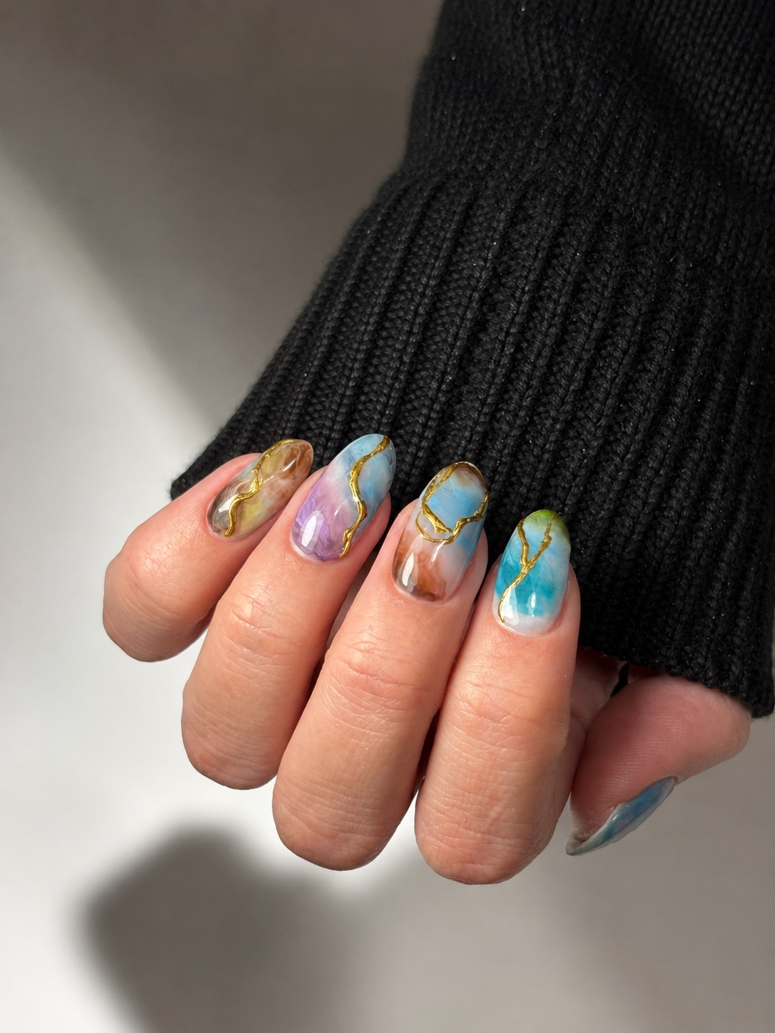 Acuarela dorada, trabajo de Kapping Gel realizado en Kuky Chic
