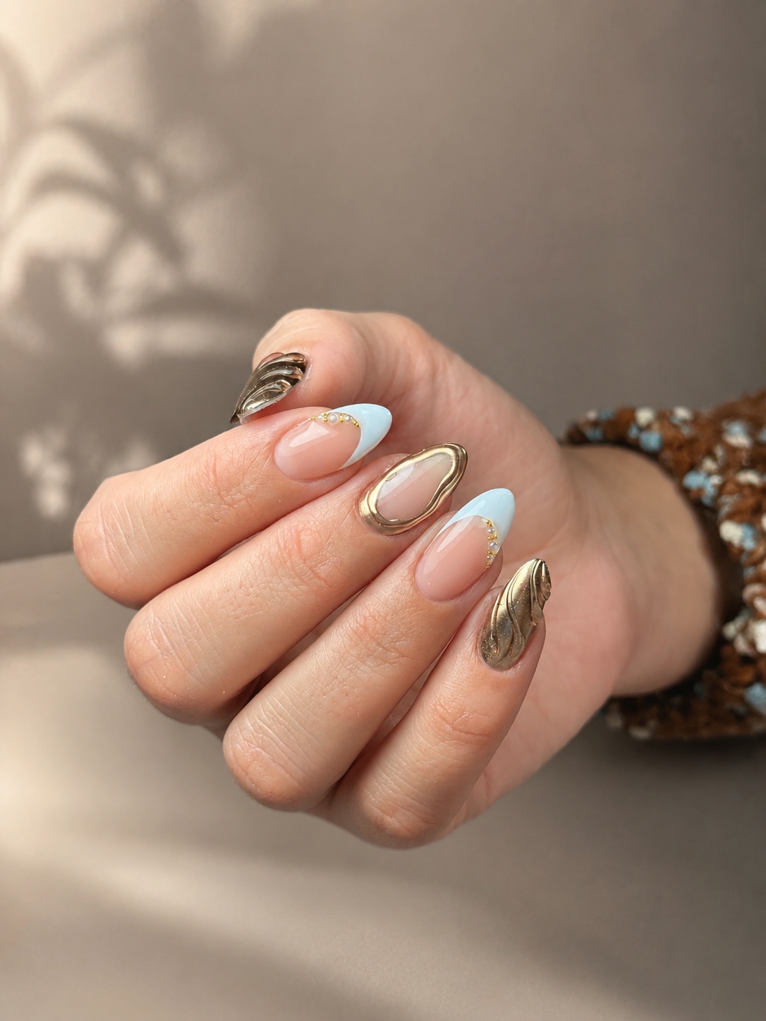 Francesa azul y dorada, trabajo de Kapping Gel realizado en Kuky Chic