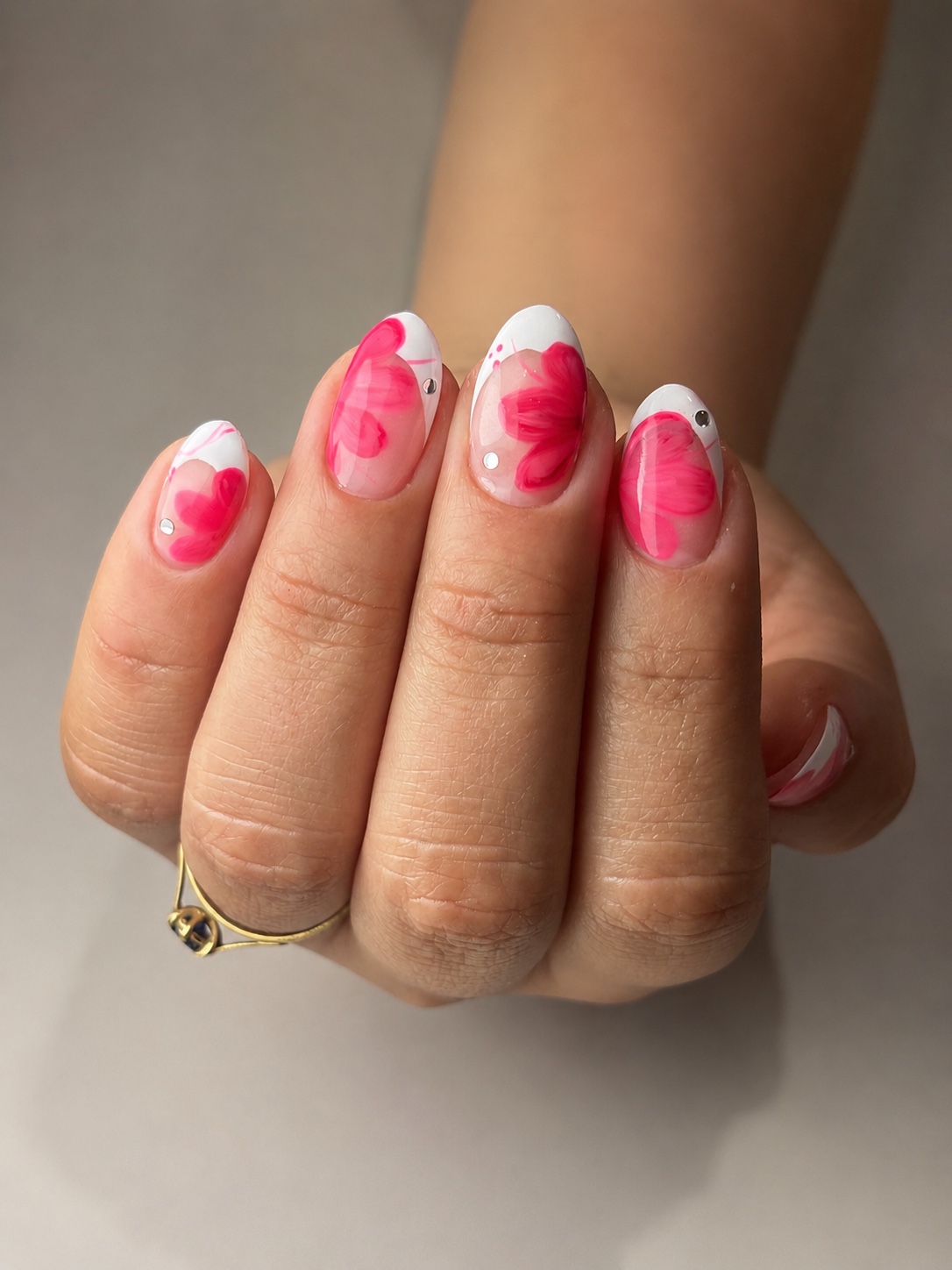 Flores fucsia, trabajo de Kapping Polygel realizado en Kuky Chic